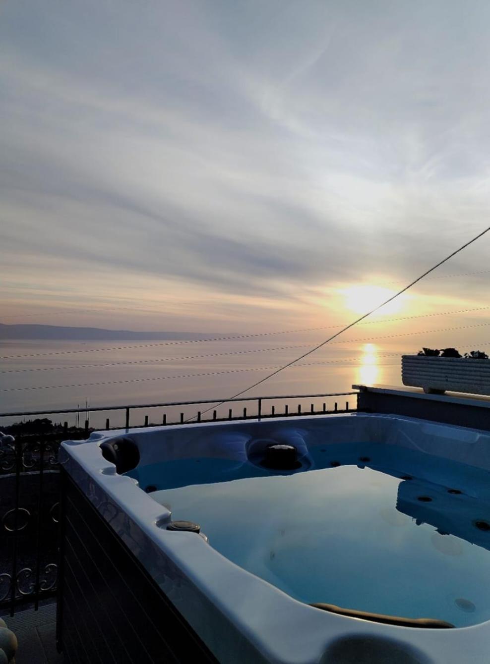 Holliday Home Alida With Jacuzzi ポドゥゴラ エクステリア 写真